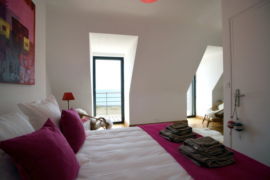 Maison de la plage – chambre rose avec balcon